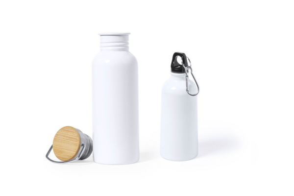 Dos cantimploras personalizables: una de estilo retro de 700ml con asa vintage y detalle en bambú, y otra compacta de 400ml en c