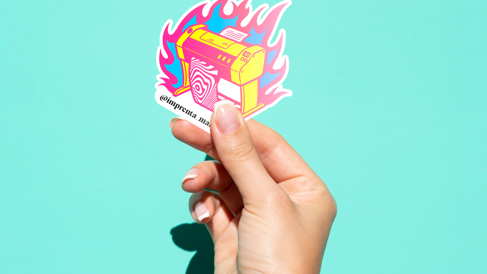 Mano sosteniendo un sticker personalizado de alta calidad con colores vibrantes y detalles nítidos, ideal para marcas y diseños
