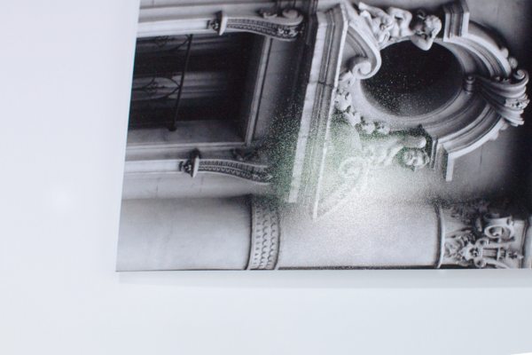 Primer plano del Papel Fotográfico Satinado 260 g/m² de Maionart, con acabado semibrillante, blanco intenso y superficie lisa, 