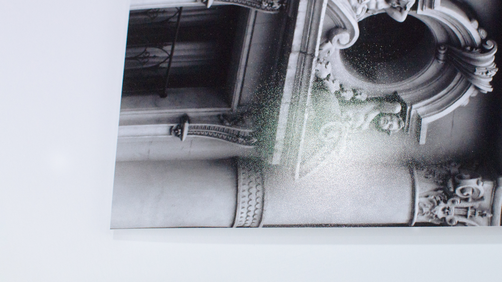 Primer plano del Papel Fotográfico Satinado 260 g/m² de Maionart, con acabado semibrillante, blanco intenso y superficie lisa, 