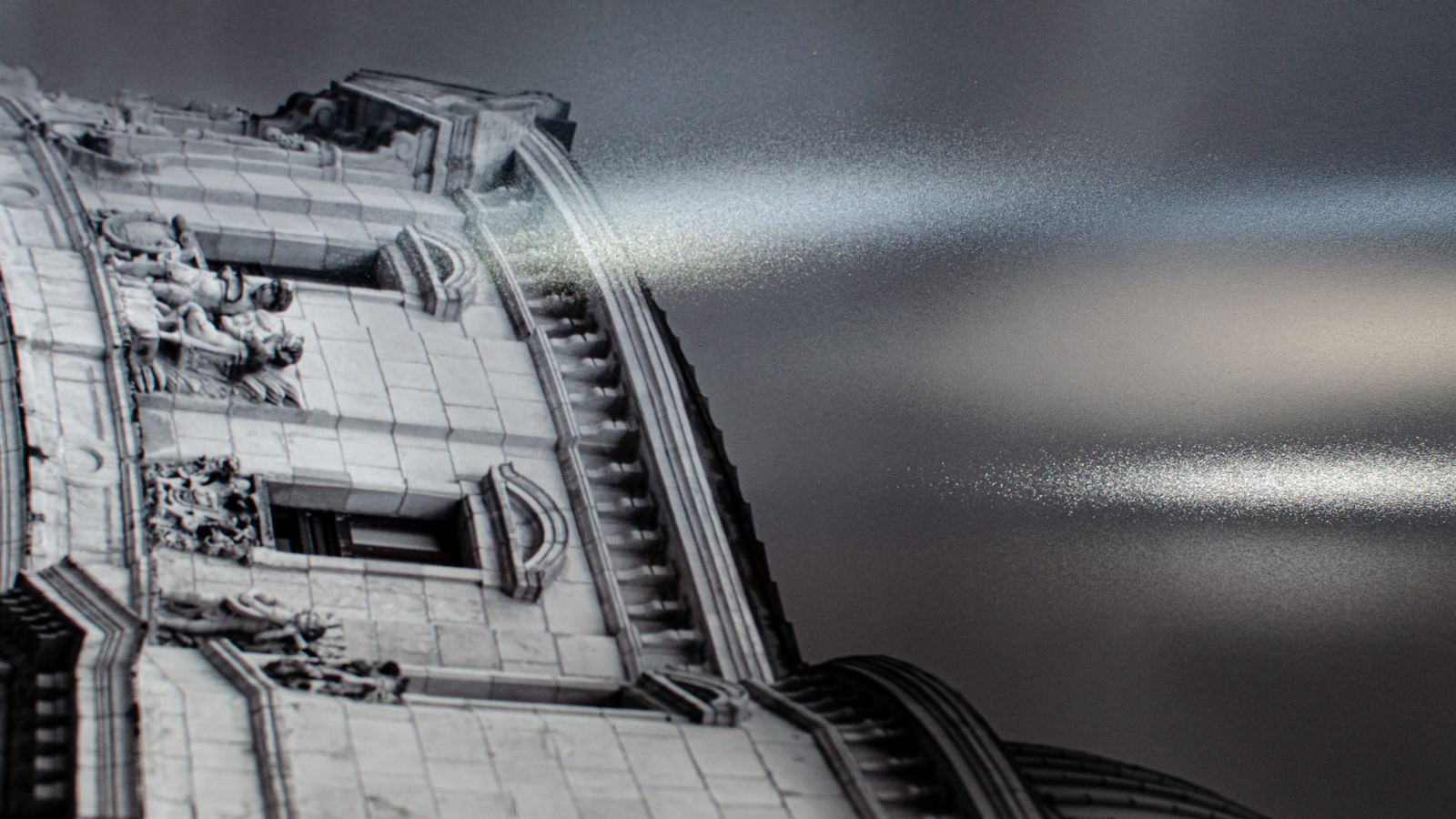 Primer plano del Papel Fotográfico Satinado 260 g/m² de Maionart, con acabado semibrillante, blanco intenso y superficie lisa, 